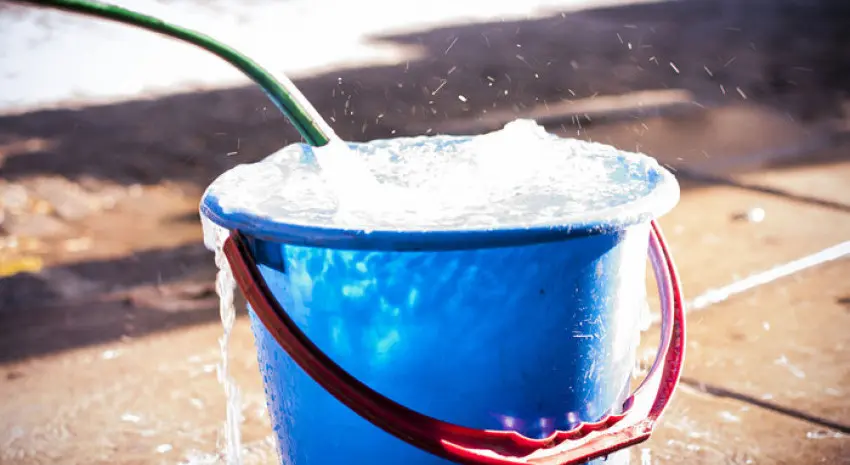 Riego, veredas y autos: desde noviembre vuelven las restricciones horarias para cuidar el agua