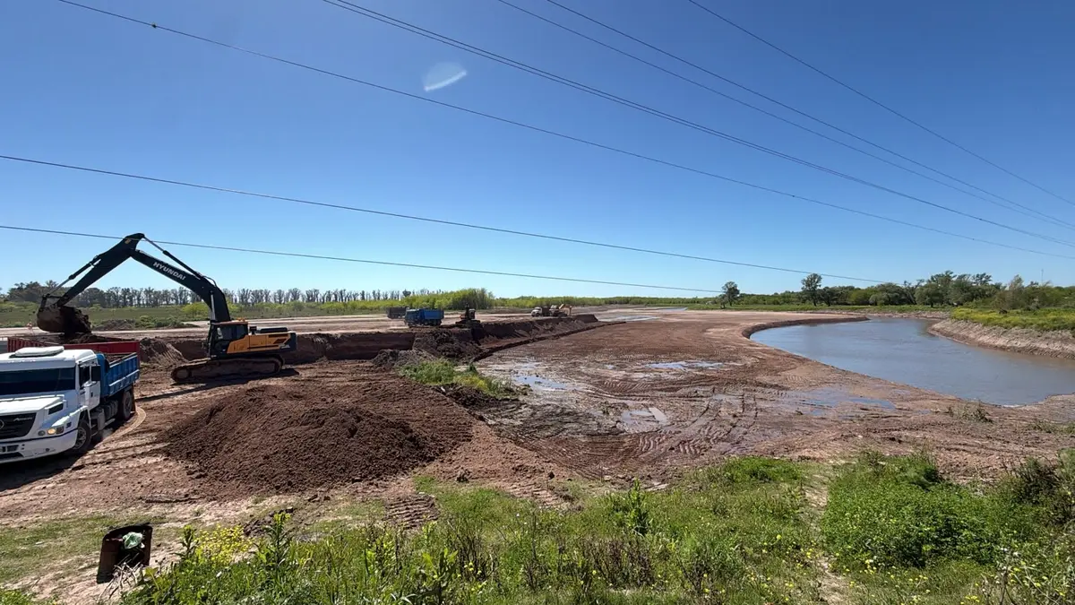 San Antonio de Areco: Ecodyma incorporó camiones para acelerar los trabajos de obras en el río Areco