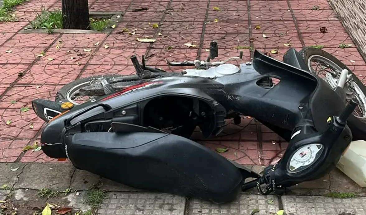 San Pedro: un motociclista perdió el control y chocó contra el portón de una vivienda