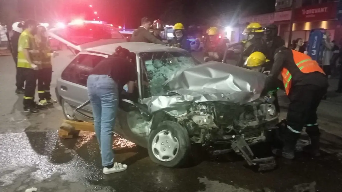 Siniestro vial de magnitud: un padre y su hija de 15 años fueron trasladados con lesiones graves