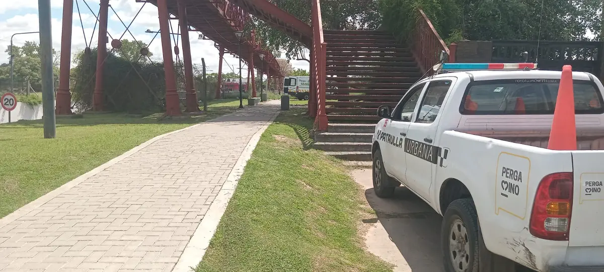 Un hombre intentó quitarse la vida al arrojarse desde el puente de hierro del Viaducto y lo salvó que se le cortó la soga