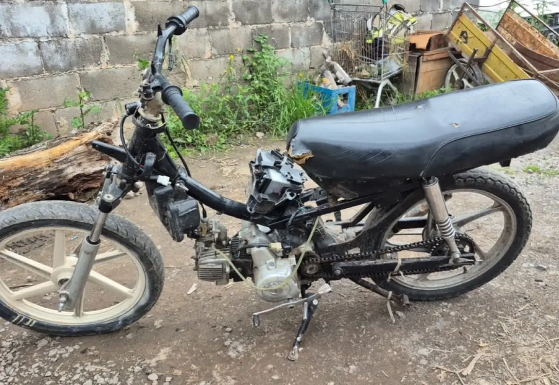 Un sujeto circulaba en un ciclomotor con la numeración regrabada en el motor