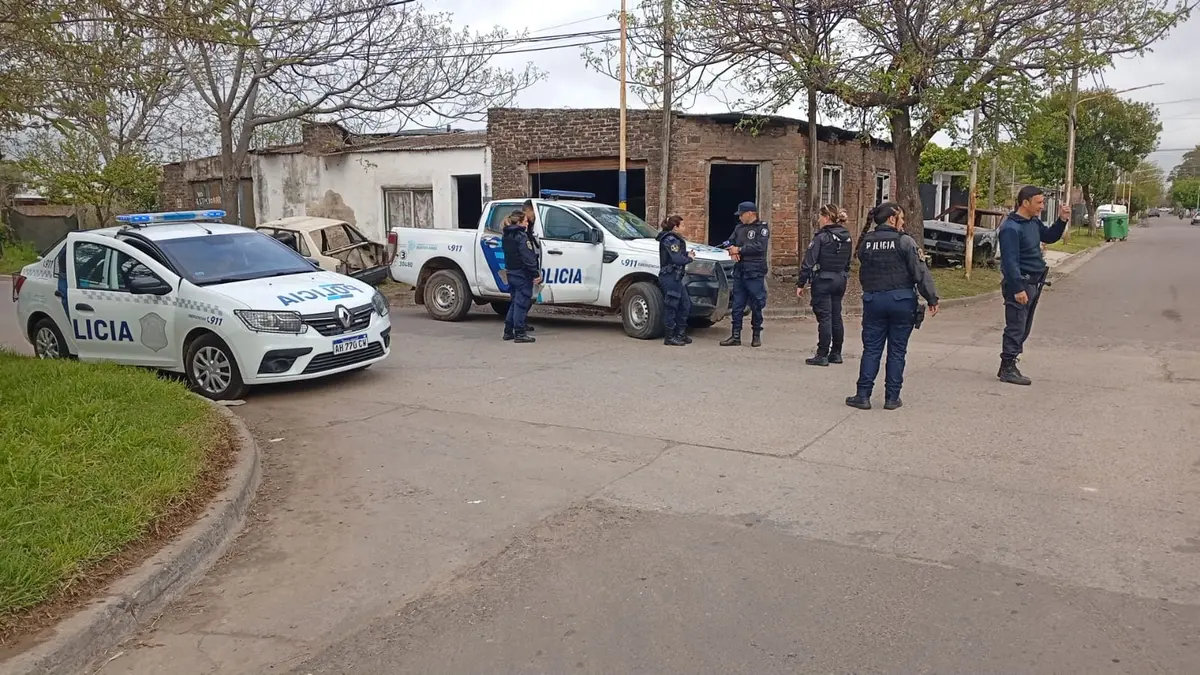 Un sujeto presumiblemente borracho y bajo los efectos de sustancias provocó incidentes frente a un centro barrial a la mañana