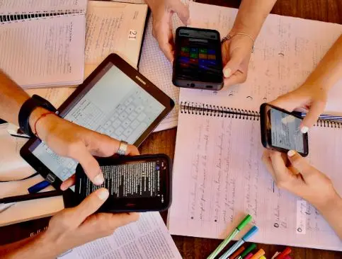 La Provincia avanza con una regulación para el uso de celulares en las escuelas secundarias